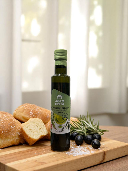 Flaske med MCOO olivenolie ved siden af frisk brød og oliven